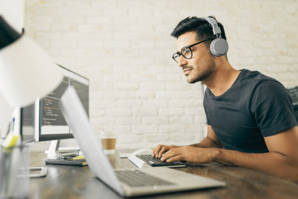 Transcription and subtitling by Apostroph